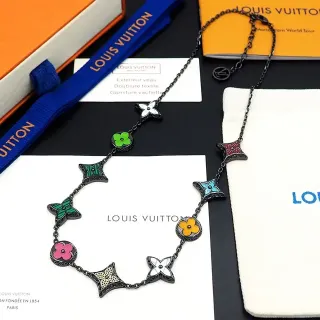 Colar Louis Vuitton Monogram Flowers Enamel Floral e Star Charm