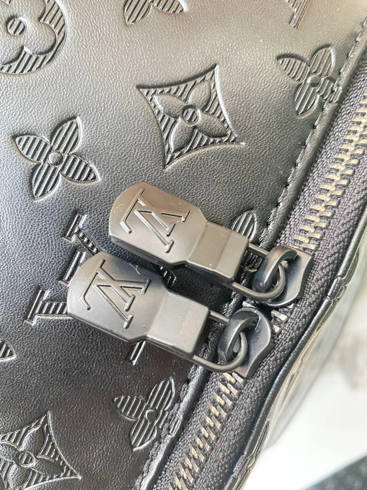 Louis Vuitton Monogram Sac à dos en cuir noir casual 5
