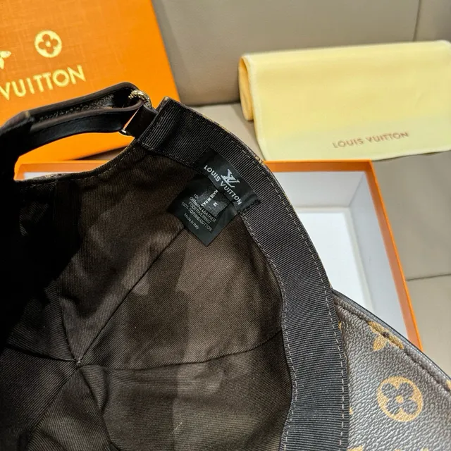 Louis Vuitton Monogram 皮革纹理棒球帽 3