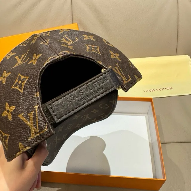 Louis Vuitton Monogram 皮革纹理棒球帽 4