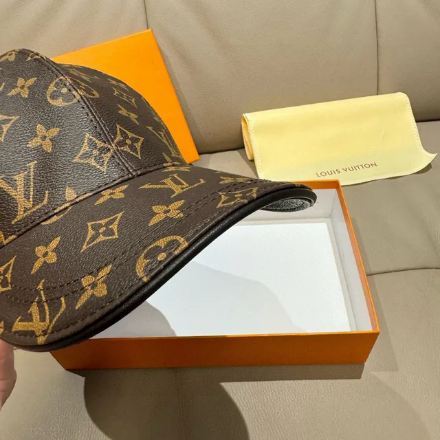 Louis Vuitton Monogram 皮革纹理棒球帽 5
