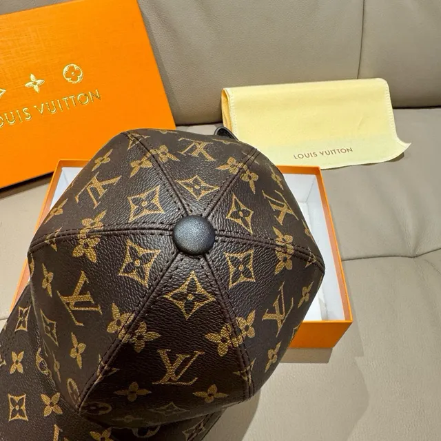 Louis Vuitton Monogram 皮革纹理棒球帽 6