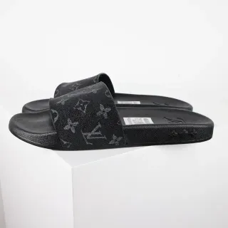 Louis Vuitton Monogram स्लाइड स्लिपर्स