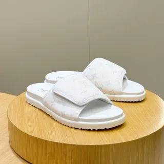 Louis Vuitton 花纹白色拖鞋