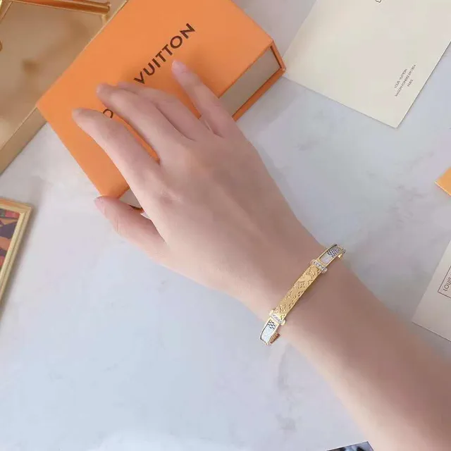 Louis Vuitton Monogram World Tour Braceletes com inlay de esmalte em tom dourado 2