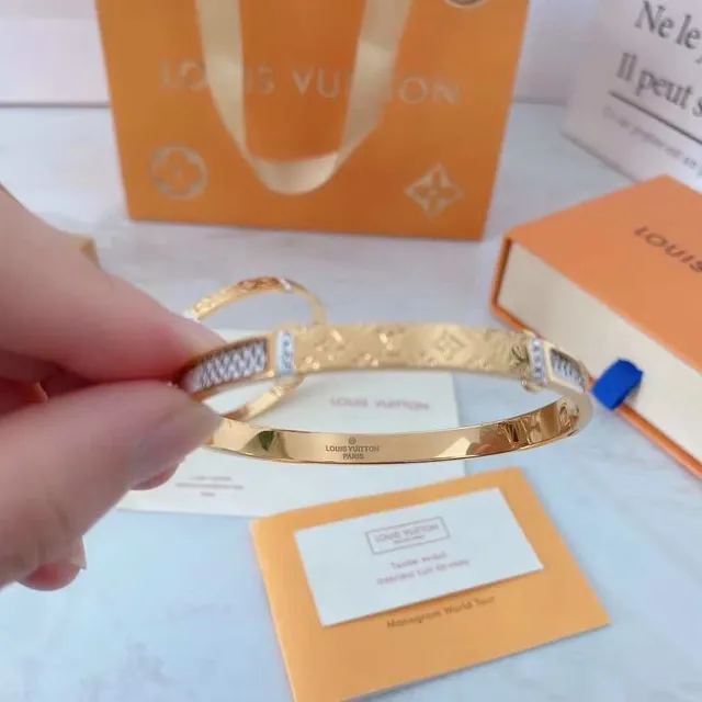 Louis Vuitton Monogram World Tour Braceletes com inlay de esmalte em tom dourado 3