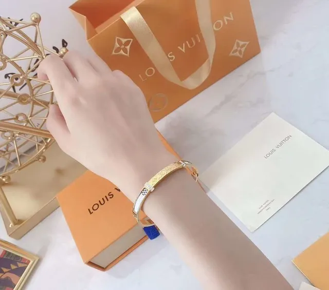 Louis Vuitton Monogram World Tour Braceletes com inlay de esmalte em tom dourado 4