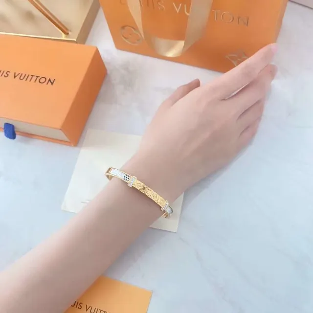 Louis Vuitton Monogram World Tour Braceletes com inlay de esmalte em tom dourado 6