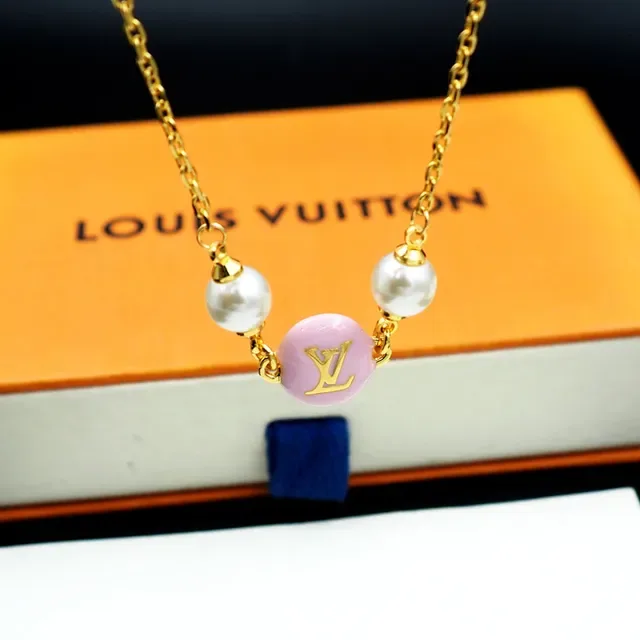 Louis Vuitton Monogram World Tour 粉色珐琅和珍珠项链 2
