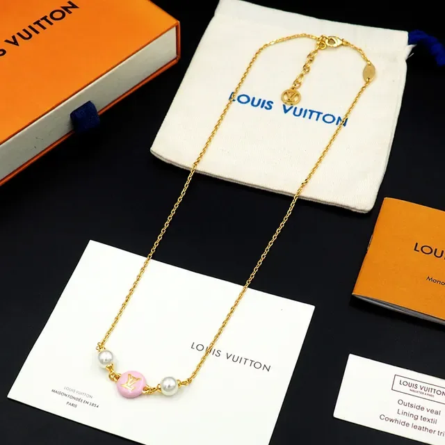 Louis Vuitton Monogram World Tour 粉色珐琅和珍珠项链 5