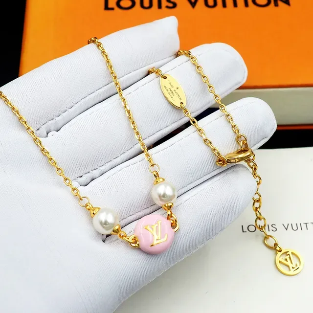 Louis Vuitton Monogram World Tour 粉色珐琅和珍珠项链 8
