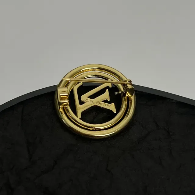 Louis Vuitton मोनोग्राम स्वर्ण-टोन गोलाकार ब्रोच 2