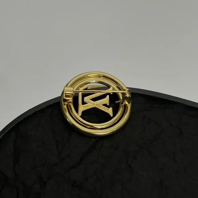 Louis Vuitton मोनोग्राम स्वर्ण-टोन गोलाकार ब्रोच 3