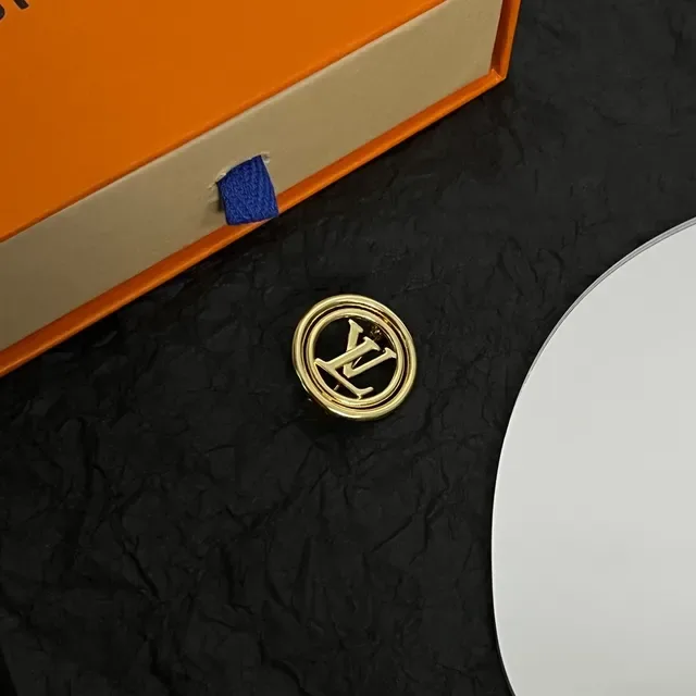 Louis Vuitton मोनोग्राम स्वर्ण-टोन गोलाकार ब्रोच 5