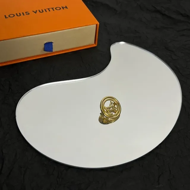 Louis Vuitton मोनोग्राम स्वर्ण-टोन गोलाकार ब्रोच 6