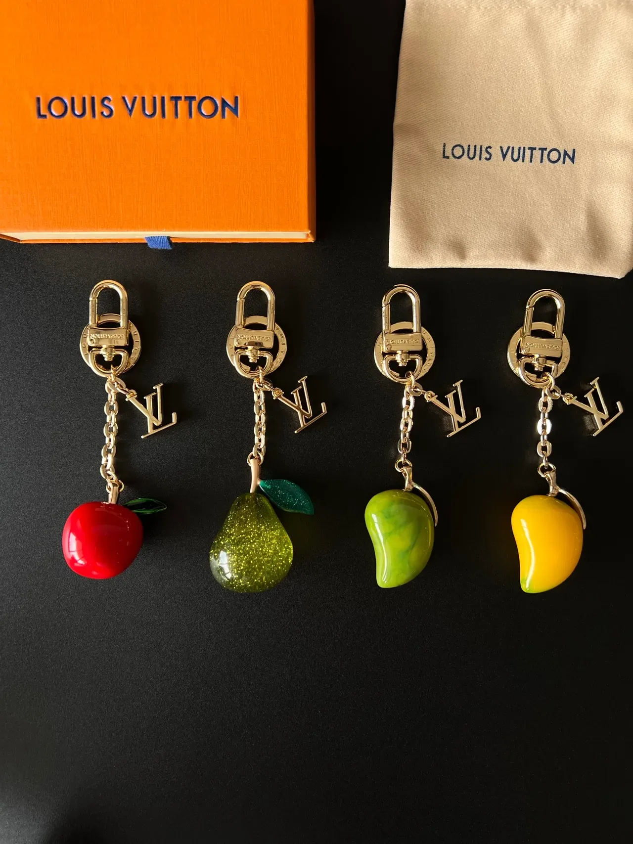 Bracelet Louis Vuitton Charms Fruit en Résine Multicolore avec Hardware Métal 1