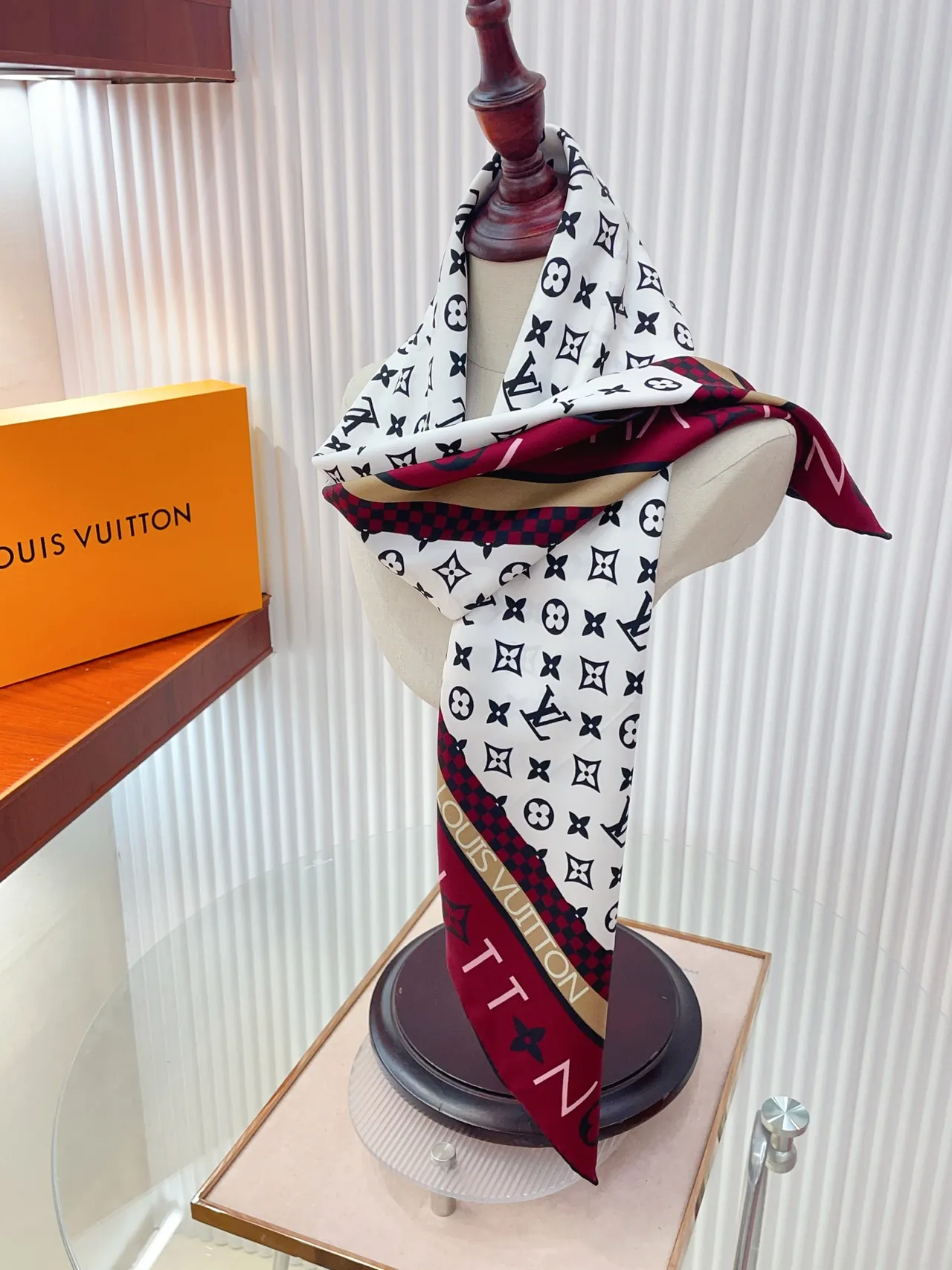 Louis Vuitton MY LV Luggage 90 Square Lenço de seda 3