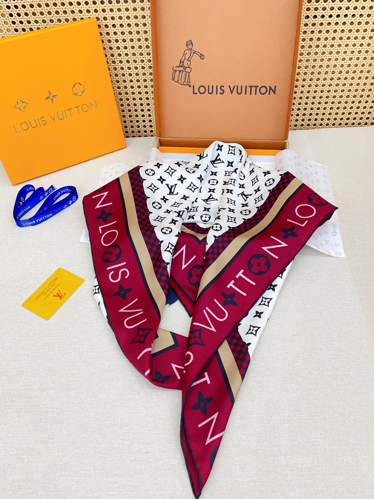 Louis Vuitton MY LV Luggage 90 Square Lenço de seda 5