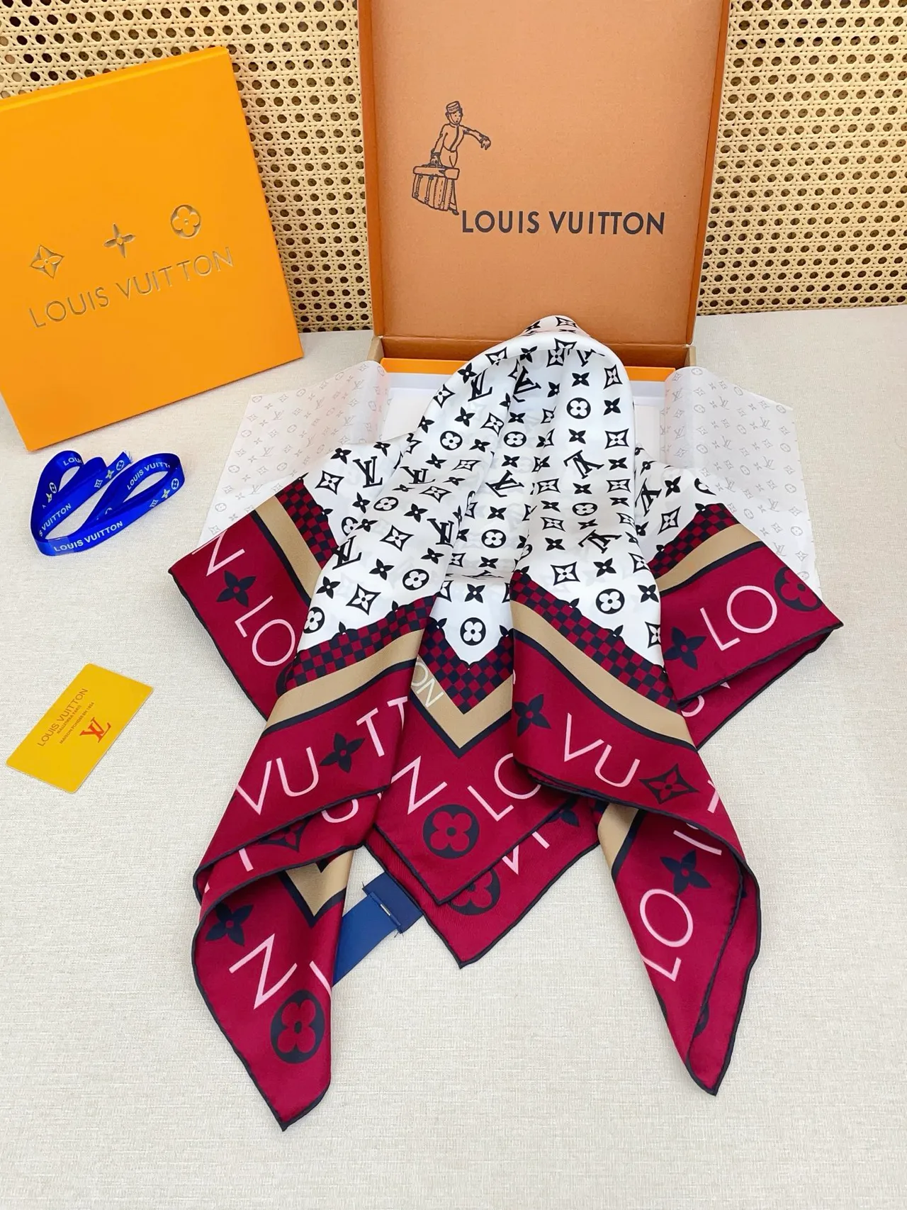 Louis Vuitton MY LV Luggage 90 Square Lenço de seda 6