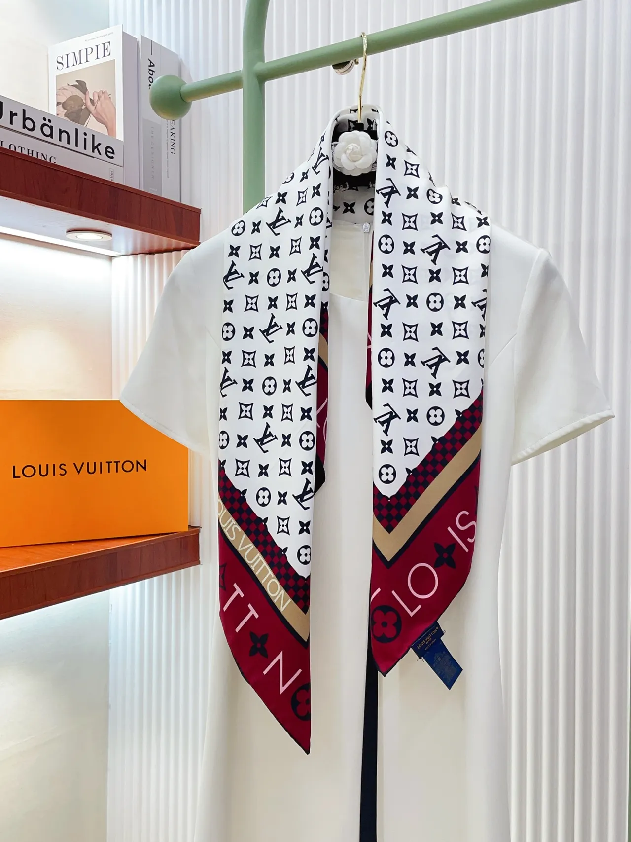 Louis Vuitton MY LV Luggage 90 Square Lenço de seda 7