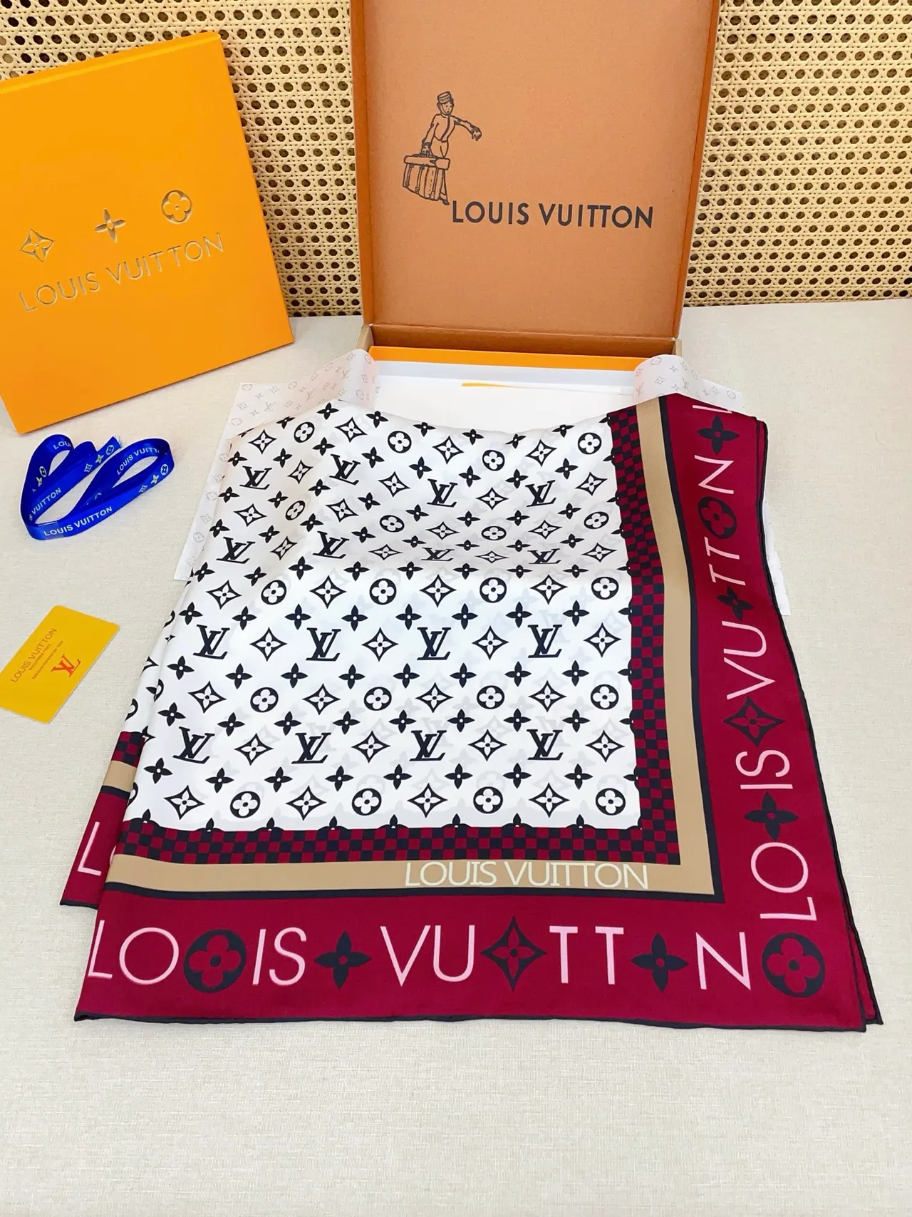 Louis Vuitton MY LV Luggage 90 Square Lenço de seda 8