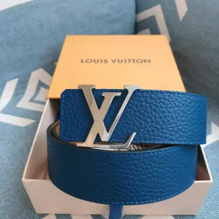 Louis Vuitton Oversized LV Monogram Buckle Cinturón de cuero azul pebbled