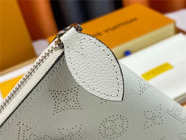 Louis Vuitton Billetera Larga Monograma Perforada Beige 24