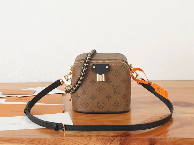 Louis Vuitton Petite Malle Monogram قماش كانفاس مغلف حزام السلسلة حقيبة كروس بودي 2