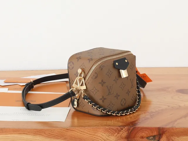 Louis Vuitton Petite Malle Monogram قماش كانفاس مغلف حزام السلسلة حقيبة كروس بودي 3