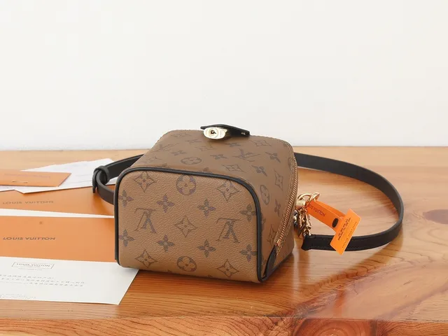 Louis Vuitton Petite Malle Monogram قماش كانفاس مغلف حزام السلسلة حقيبة كروس بودي 6