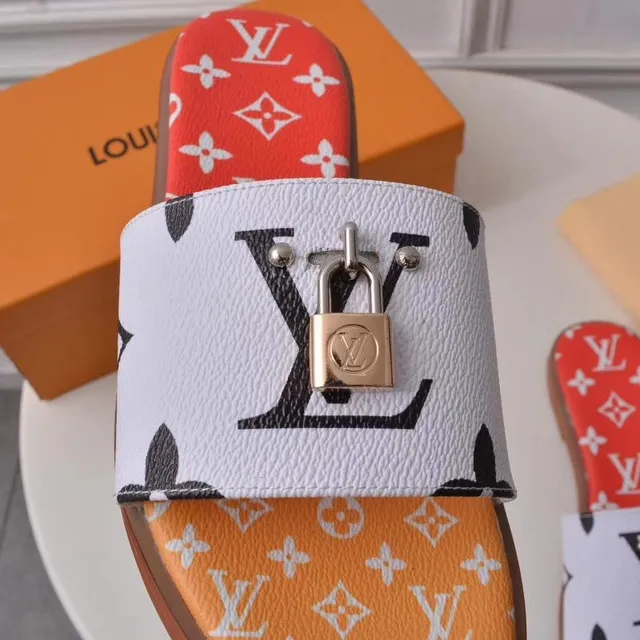 Louis Vuitton chinelos vermelho e branco com estampagem de monograma decorados com candado 4