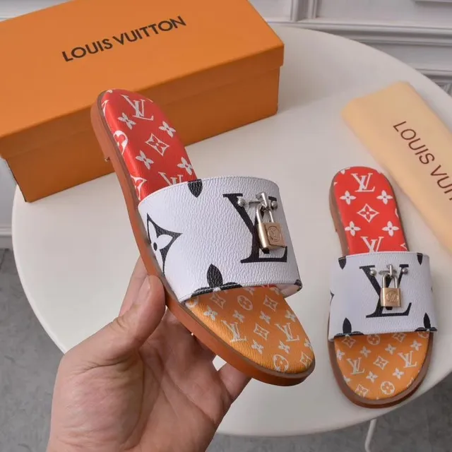 Louis Vuitton chinelos vermelho e branco com estampagem de monograma decorados com candado 5