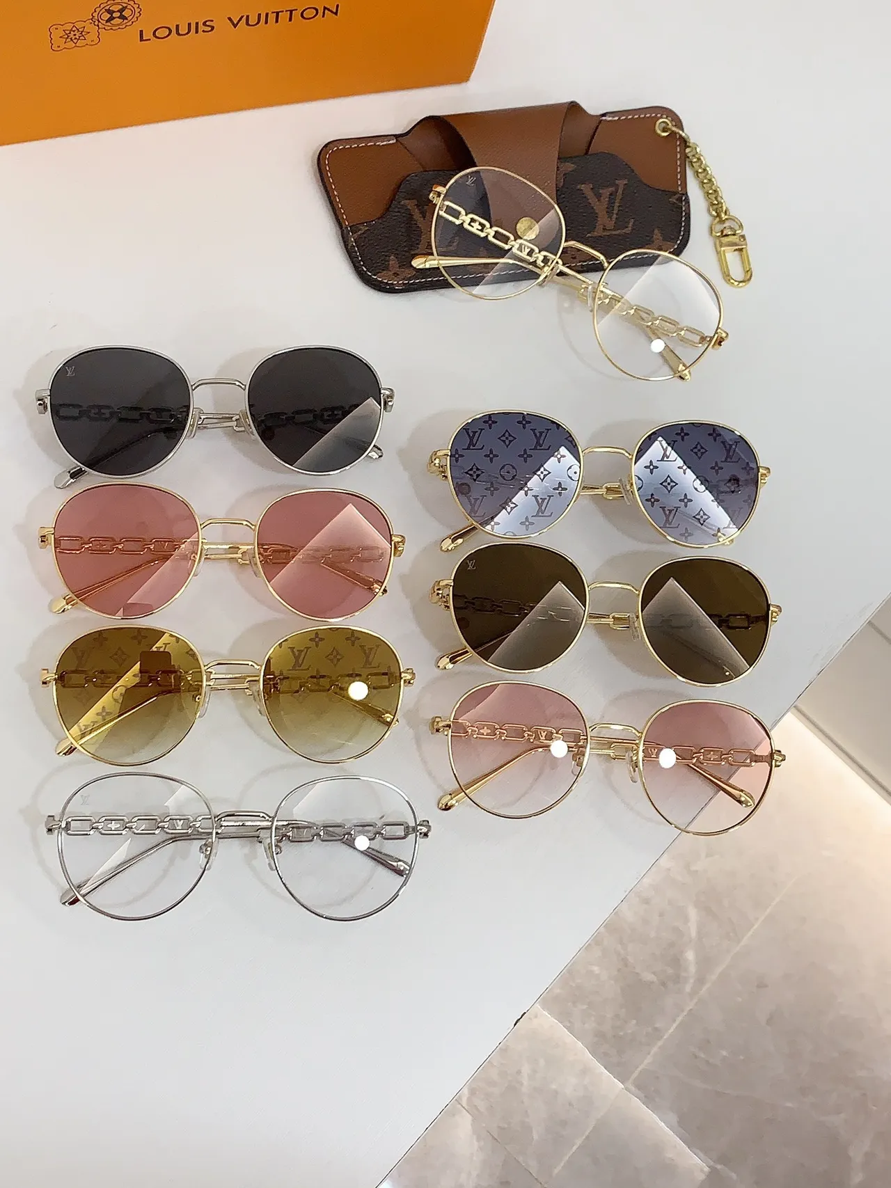 Louis Vuitton Gafas ópticas redondas de metal con cadena en la patilla 2