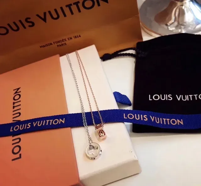 Colar Louis Vuitton Prata Dourada Pingentes Monograma Recortados Charm Circular 2