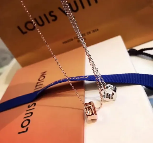 Colar Louis Vuitton Prata Dourada Pingentes Monograma Recortados Charm Circular 3