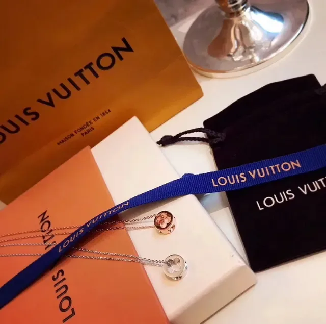 Colar Louis Vuitton Prata Dourada Pingentes Monograma Recortados Charm Circular 4