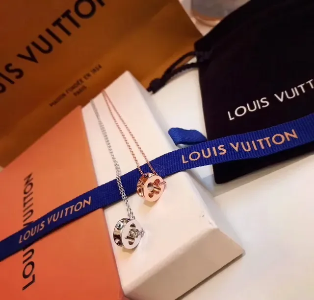 Colar Louis Vuitton Prata Dourada Pingentes Monograma Recortados Charm Circular 6