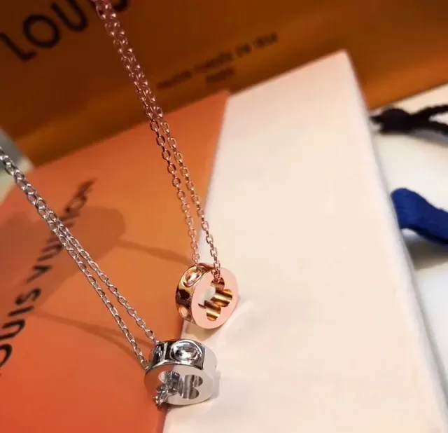 Colar Louis Vuitton Prata Dourada Pingentes Monograma Recortados Charm Circular 8
