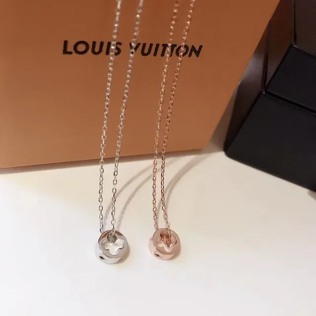 Colar Louis Vuitton Prata Dourada Pingentes Monograma Recortados Charm Circular 9