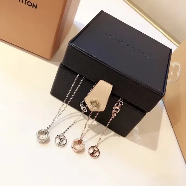 Colar Louis Vuitton Prata Dourada Pingentes Monograma Recortados Charm Circular 10
