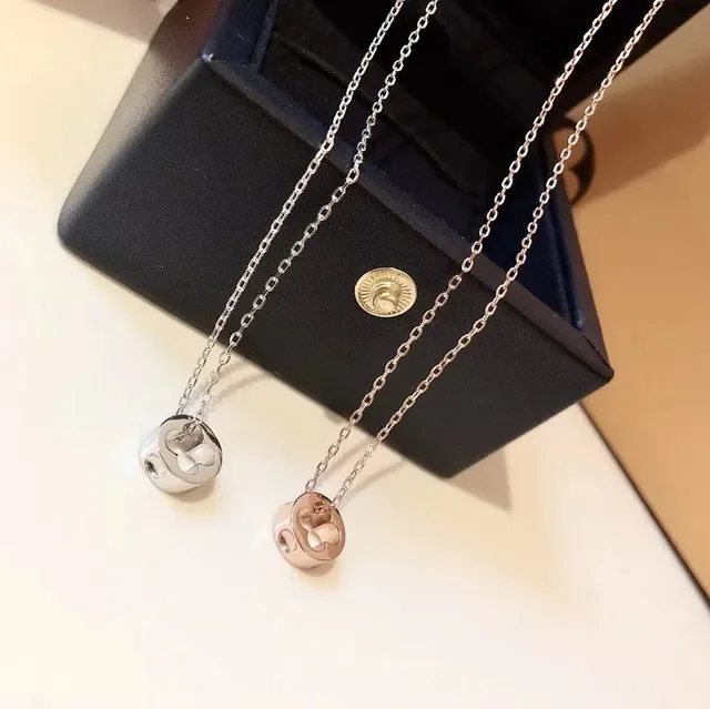 Colar Louis Vuitton Prata Dourada Pingentes Monograma Recortados Charm Circular 11