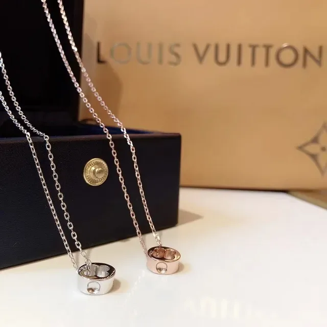 Colar Louis Vuitton Prata Dourada Pingentes Monograma Recortados Charm Circular 13