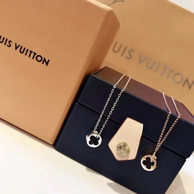 Colar Louis Vuitton Prata Dourada Pingentes Monograma Recortados Charm Circular 15
