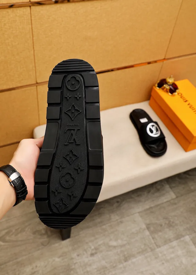 Louis Vuitton Slide কালো Monogram-Embossed চপ্পল 9