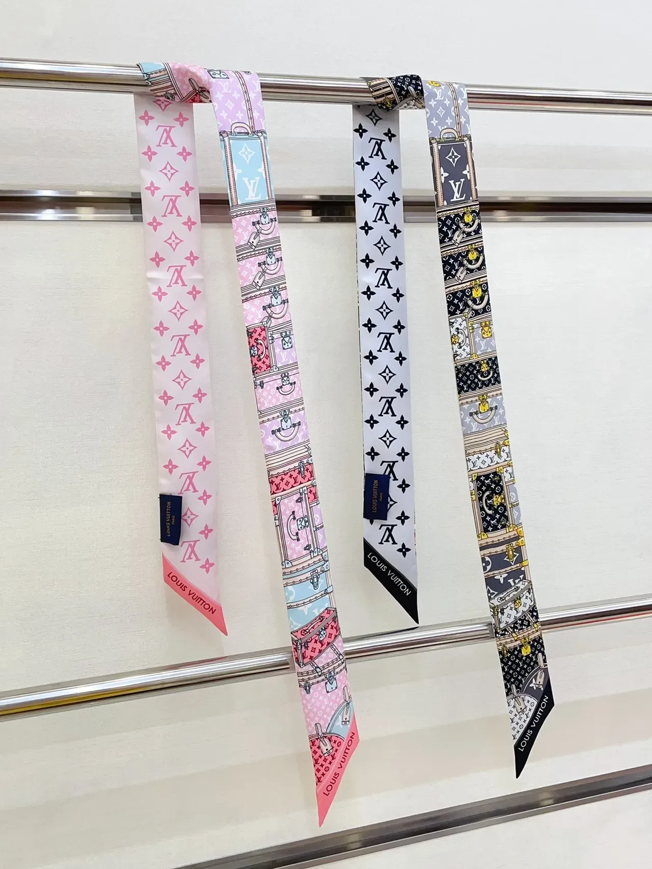 Louis Vuitton cachecol de seda com motivo de baú impresso 3