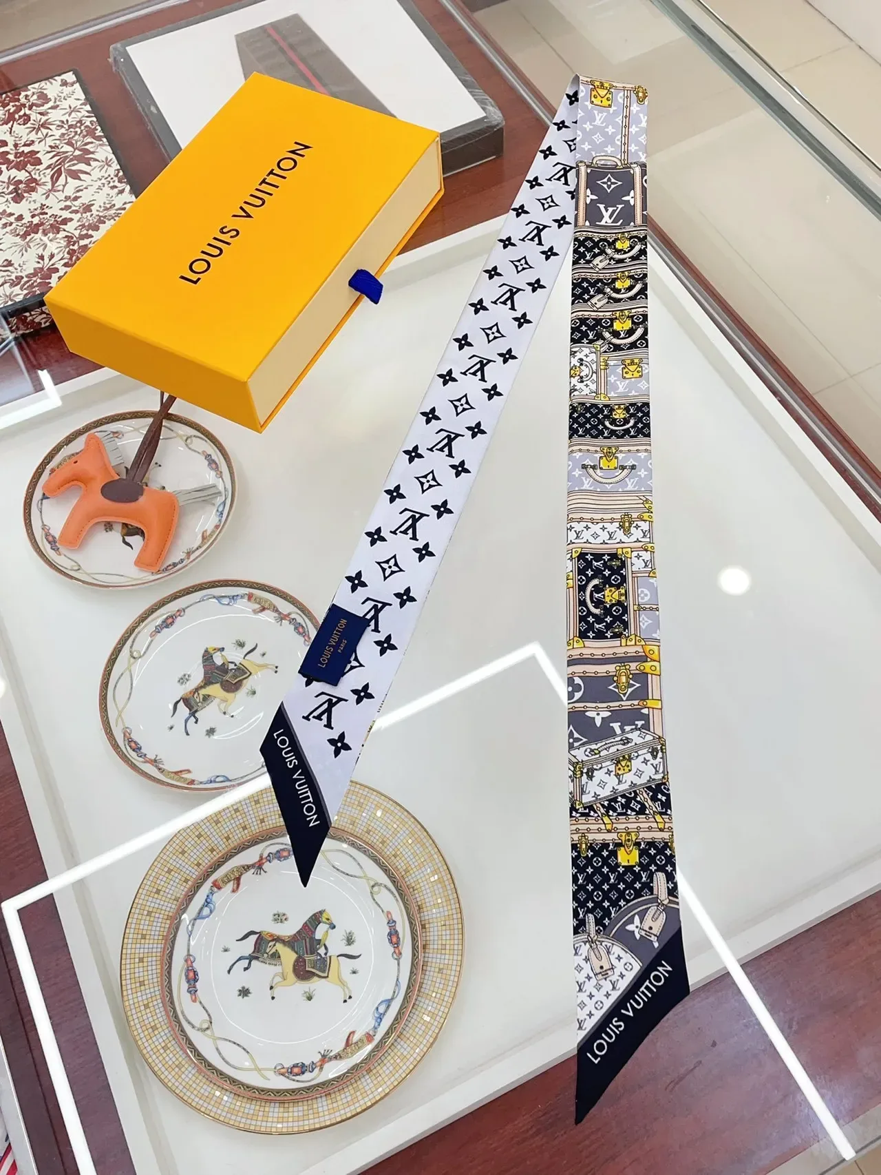 Louis Vuitton cachecol de seda com motivo de baú impresso 4