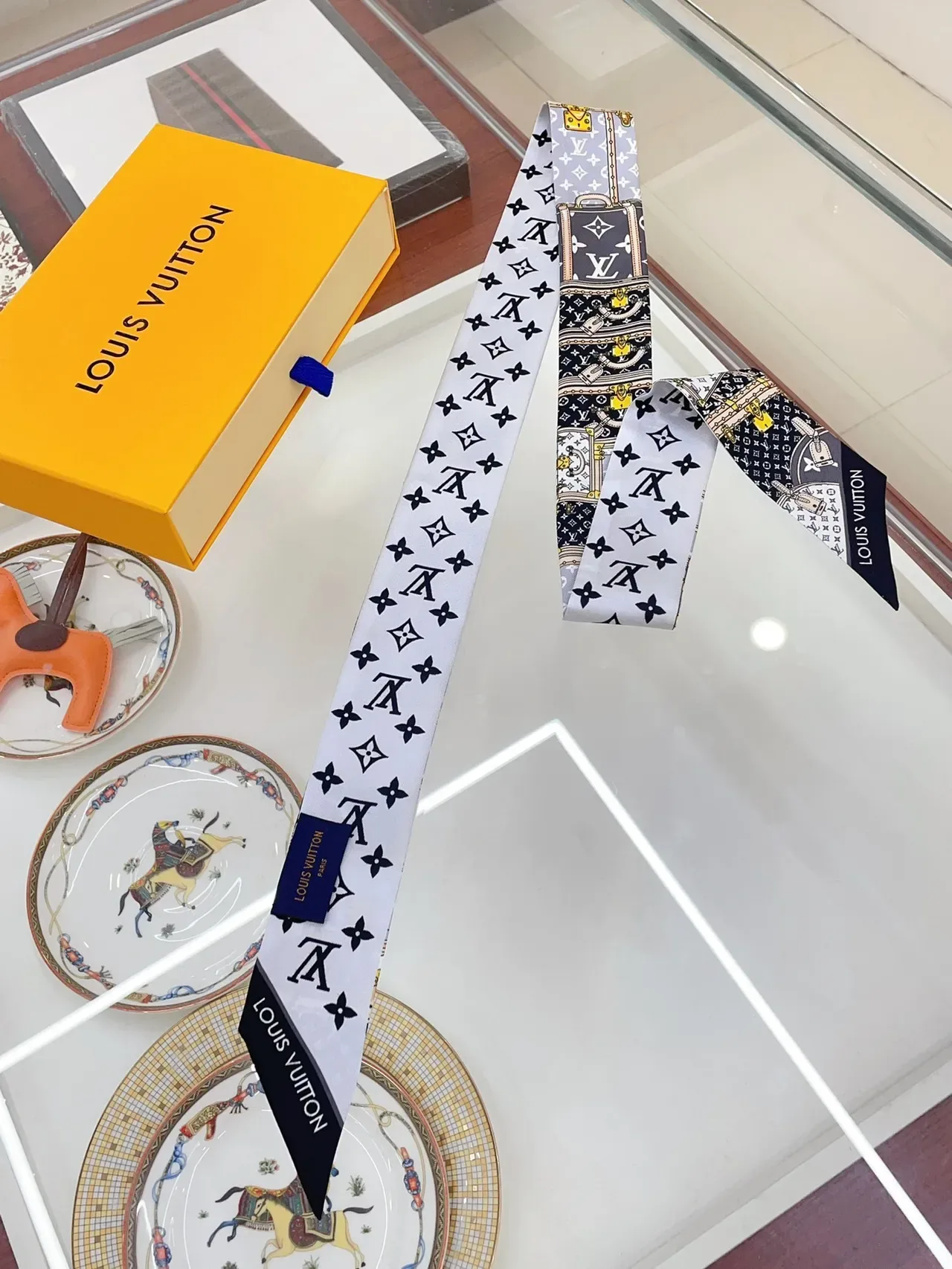Louis Vuitton cachecol de seda com motivo de baú impresso 5