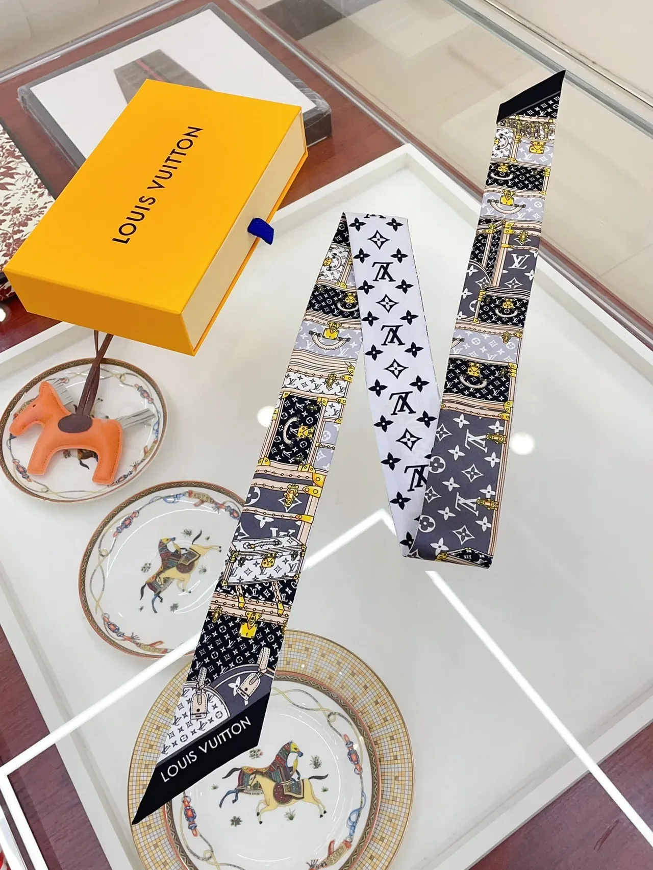 Louis Vuitton cachecol de seda com motivo de baú impresso 6