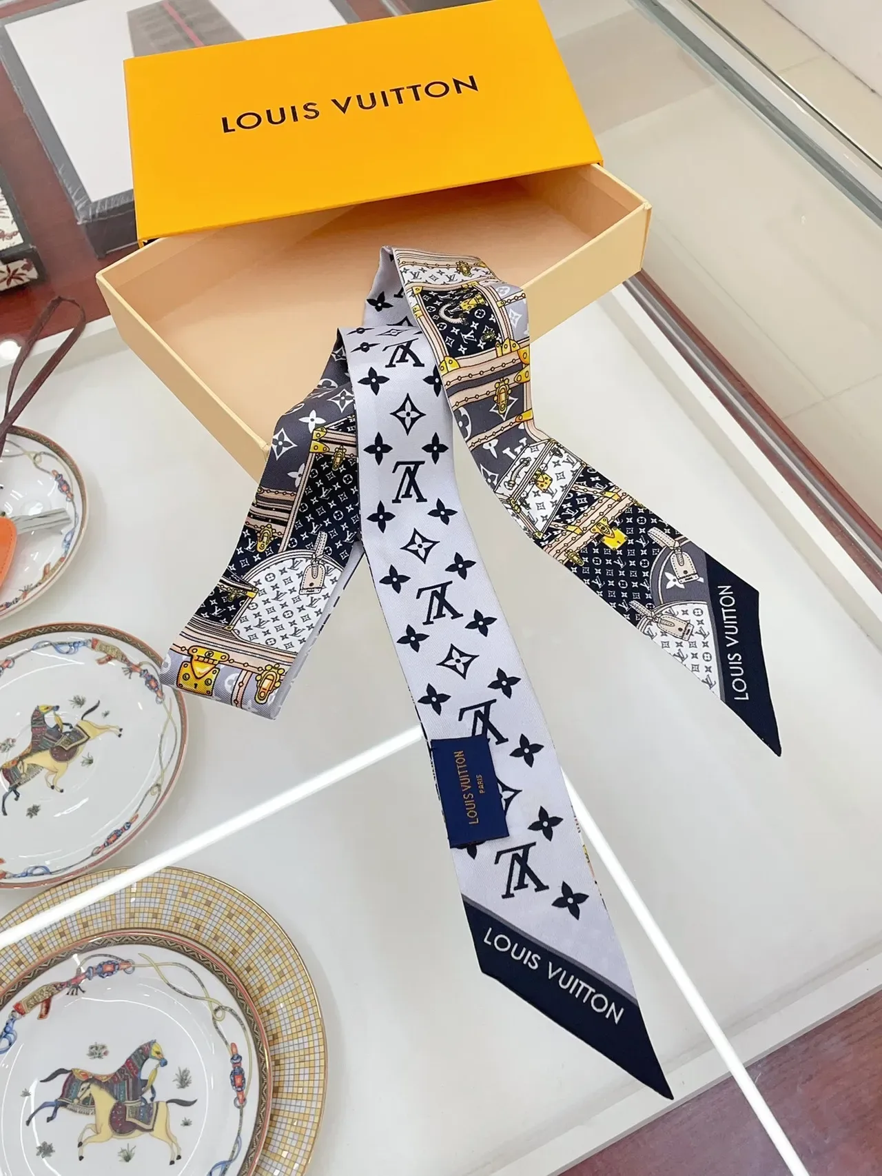 Louis Vuitton cachecol de seda com motivo de baú impresso 7