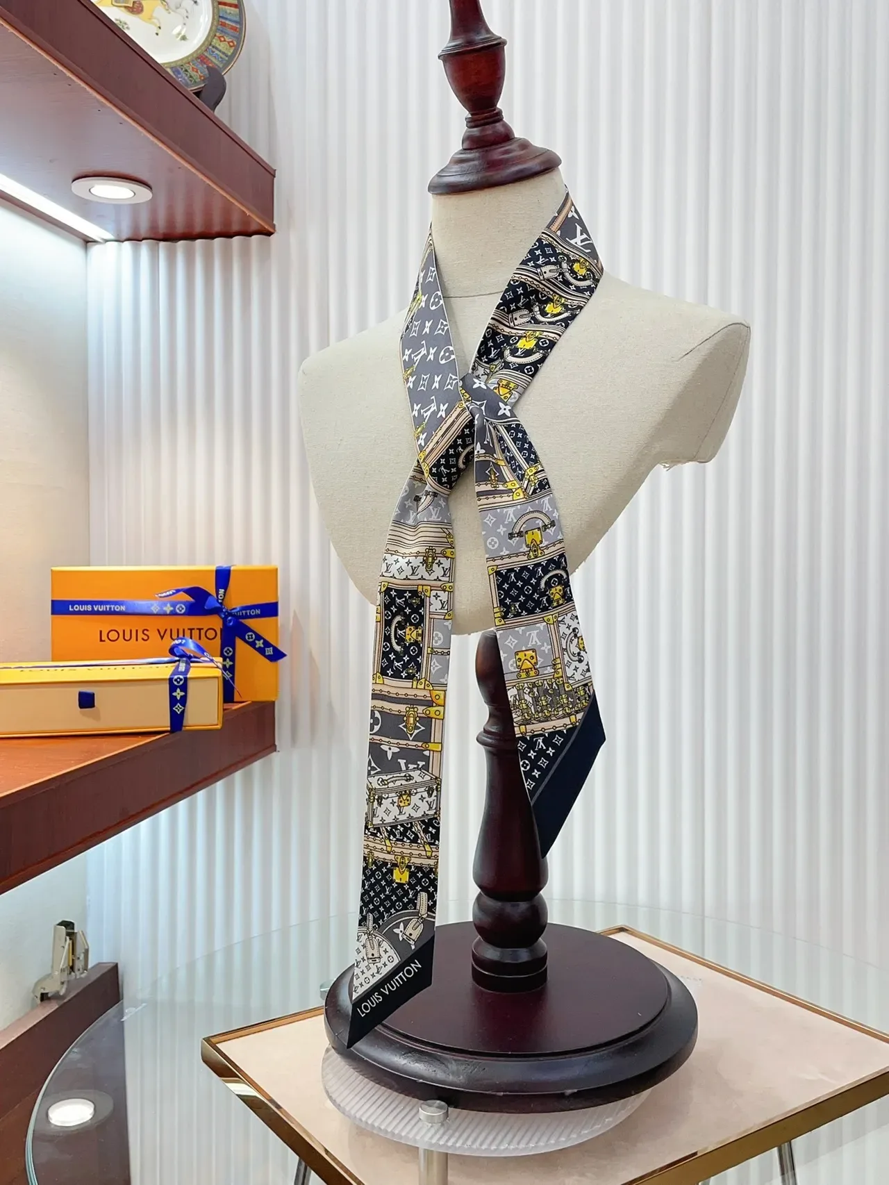 Louis Vuitton cachecol de seda com motivo de baú impresso 8